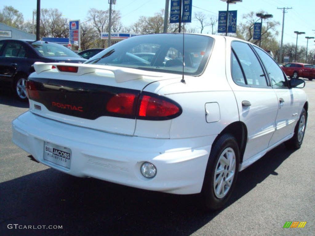 2000 Sunfire SE Sedan - Bright White / Graphite photo #5