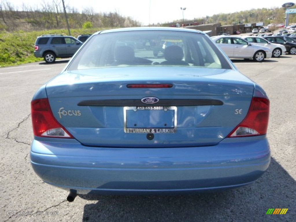 2001 Focus SE Sedan - Light Sapphire Blue Metallic / Medium Graphite Grey photo #3