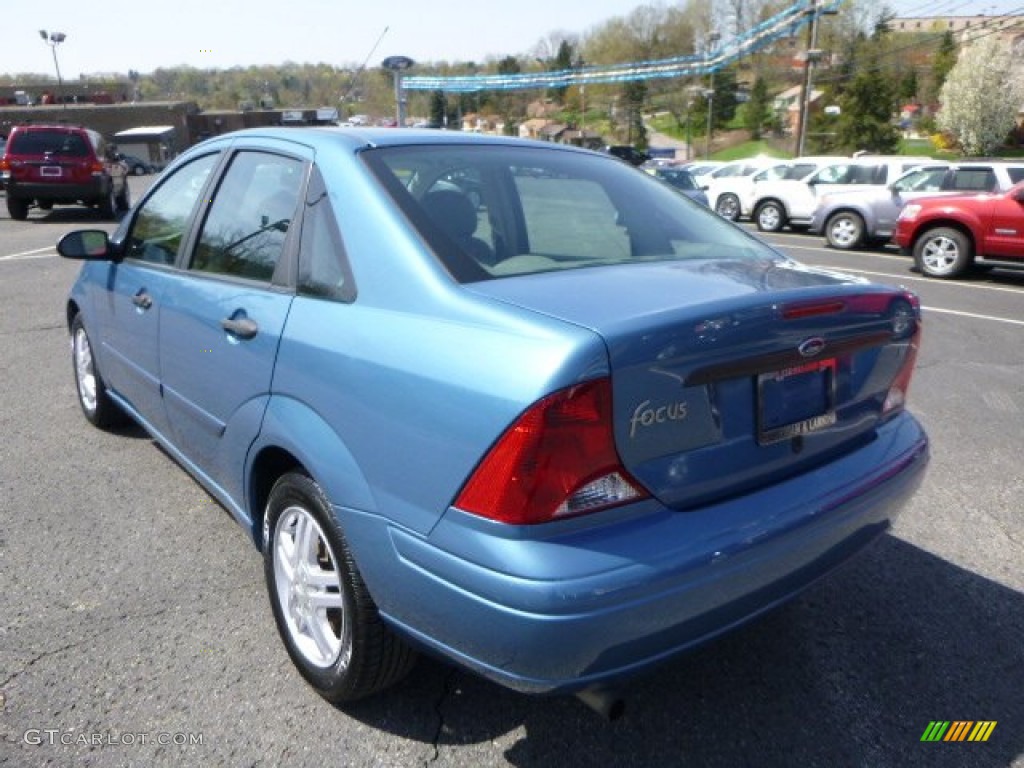 2001 Focus SE Sedan - Light Sapphire Blue Metallic / Medium Graphite Grey photo #4