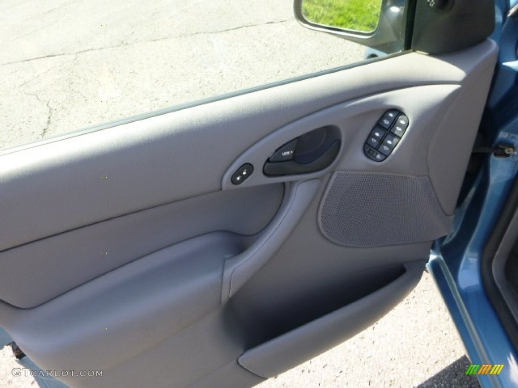 2001 Focus SE Sedan - Light Sapphire Blue Metallic / Medium Graphite Grey photo #11