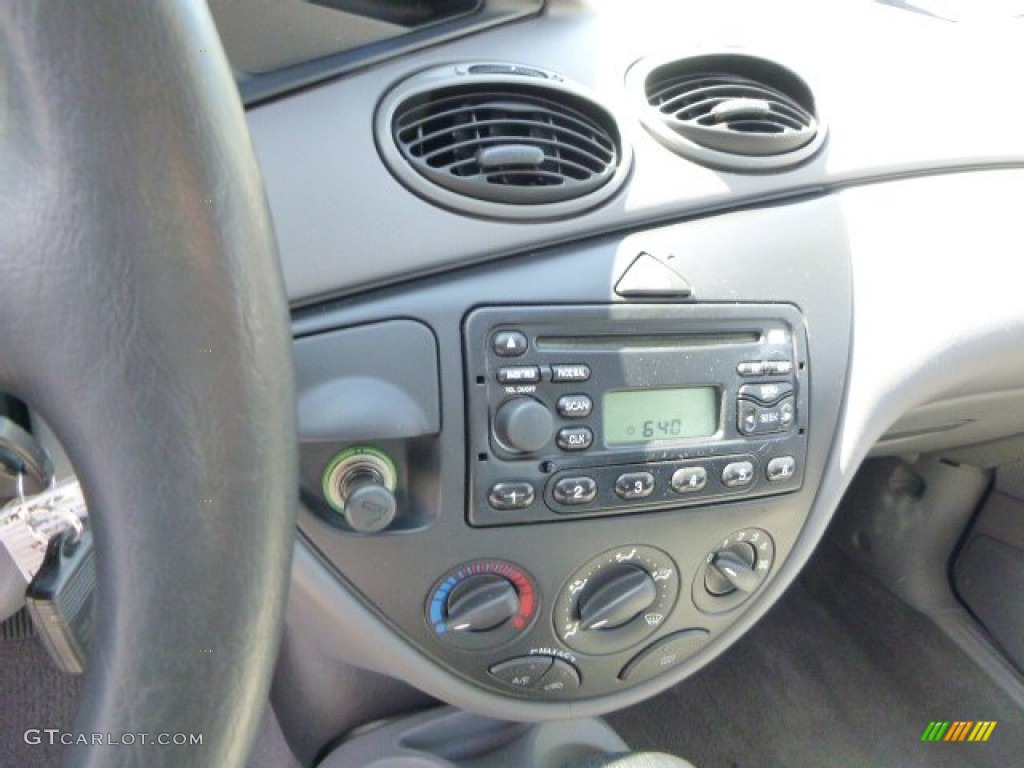 2001 Ford Focus SE Sedan Controls Photo #80147918