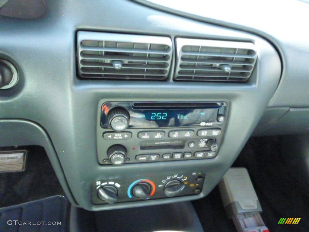 2002 Cavalier Sedan - Bright White / Graphite photo #19