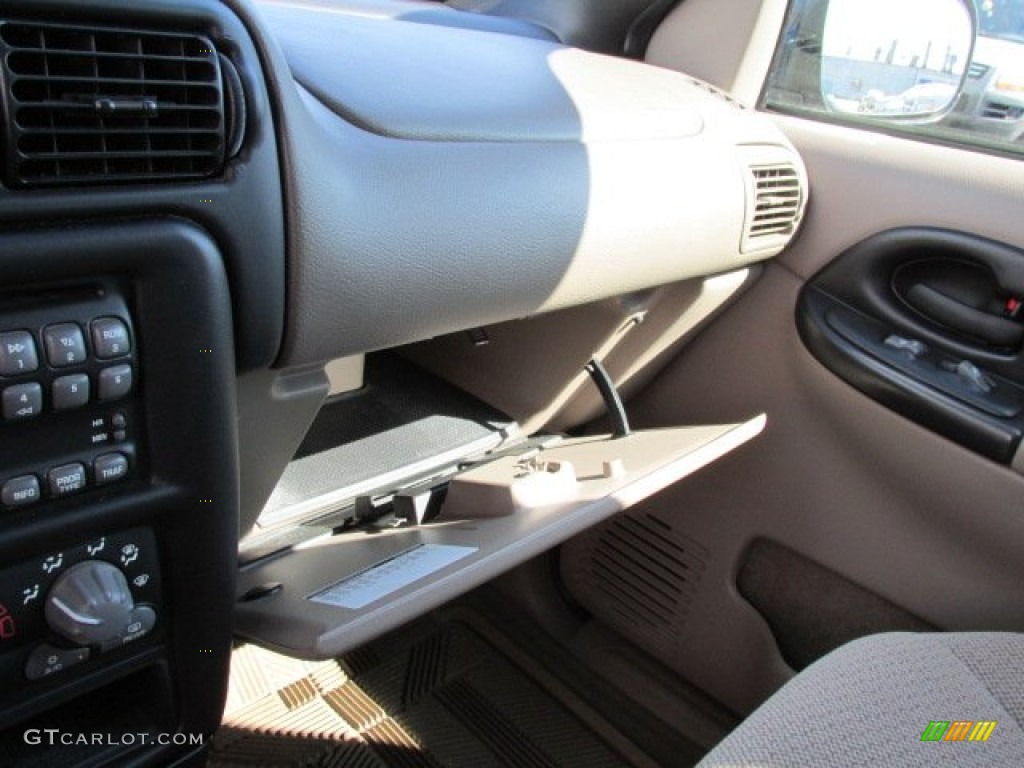 2003 Montana  - Light Taupe Metallic / Taupe photo #19