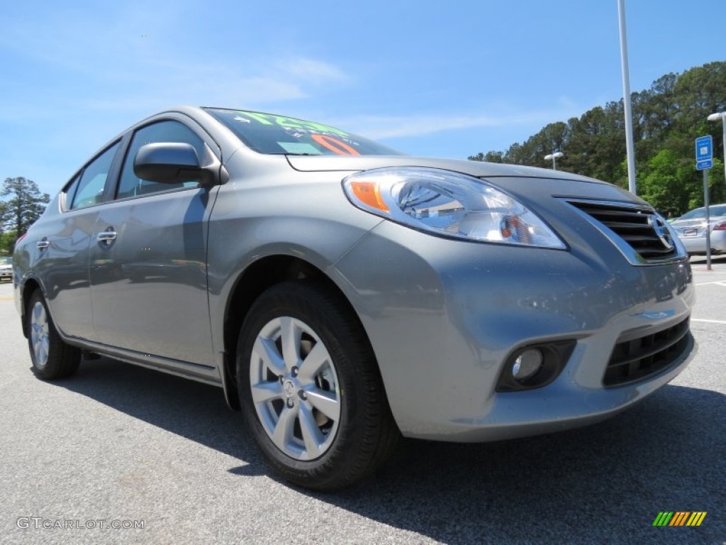 2013 Nissan Versa 1.6 SL Sedan Exterior Photos