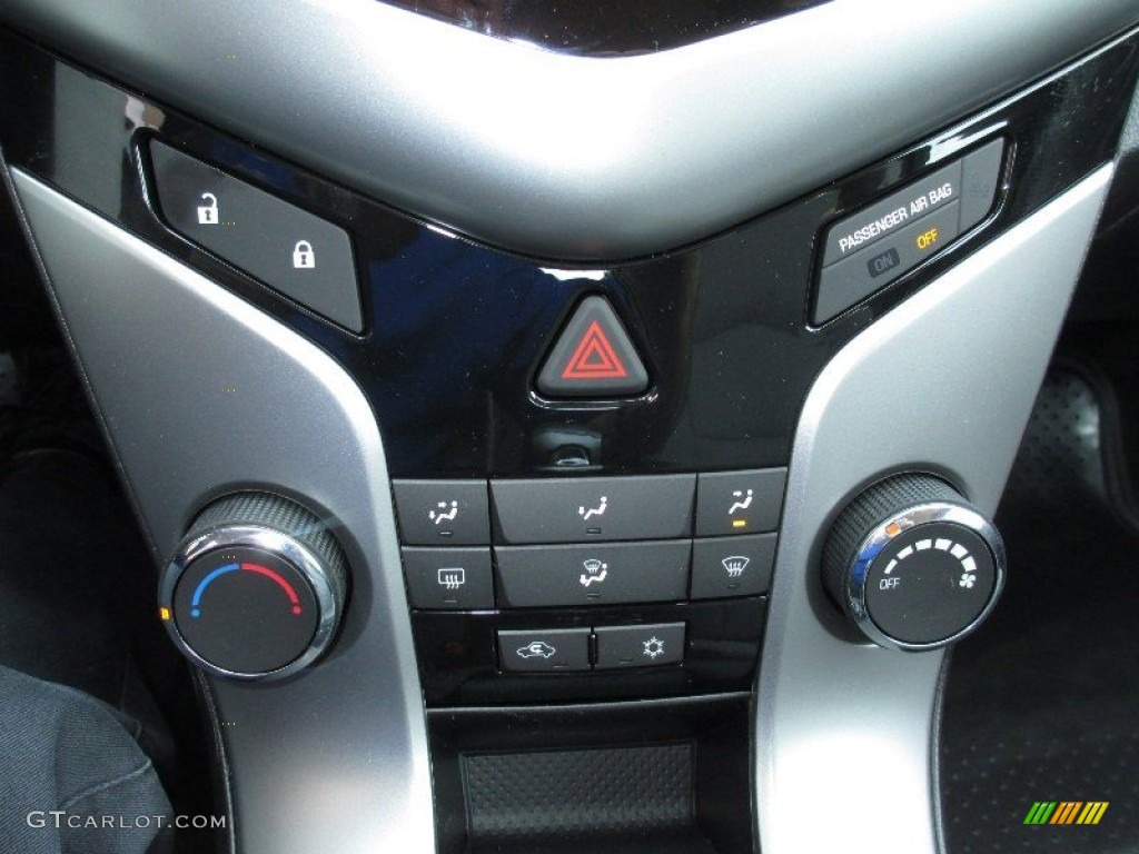 2013 Chevrolet Cruze ECO Controls Photos