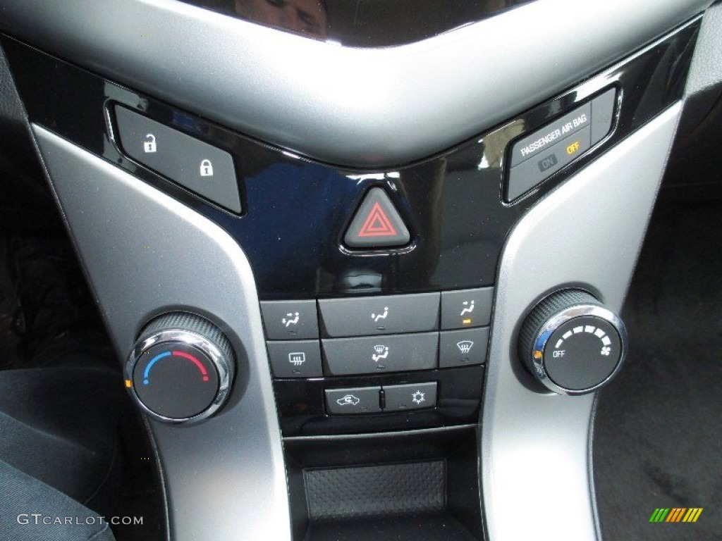 2013 Chevrolet Cruze LT Controls Photo #80188672