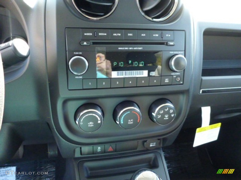 2014 Jeep Patriot Sport 4x4 Controls Photo #80209585