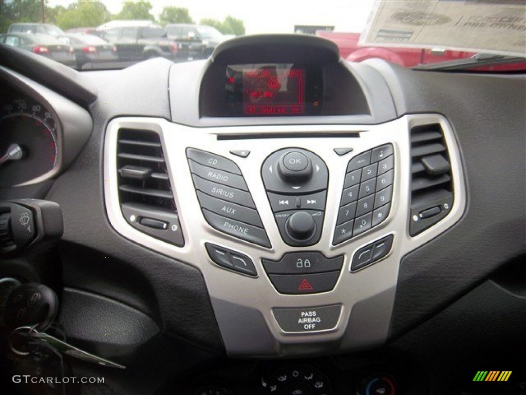 2013 Ford Fiesta SE Hatchback Controls Photos