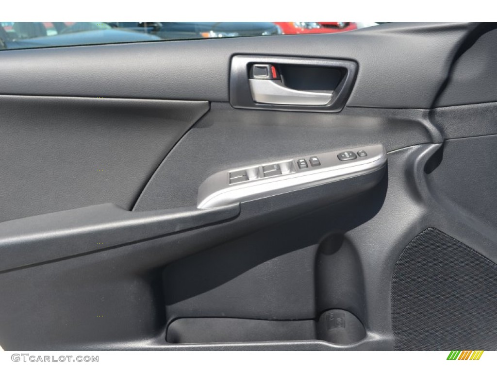 2013 Camry SE - Super White / Black/Ash photo #4