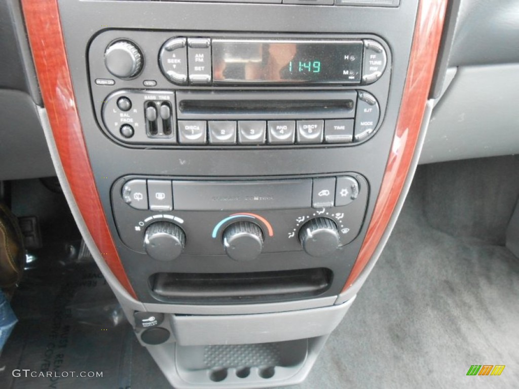 2005 Chrysler Town & Country LX Controls Photo #80253776