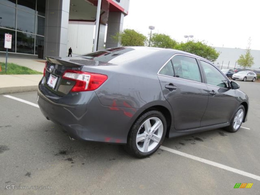 2013 Camry SE - Magnetic Gray Metallic / Black photo #17