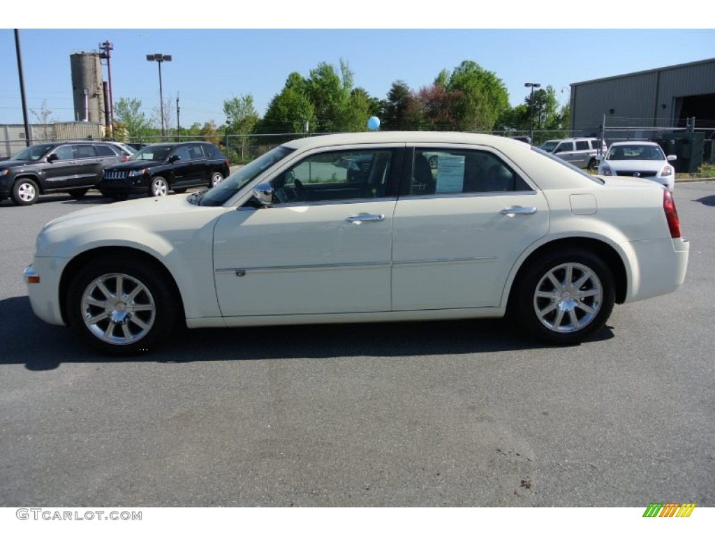 2009 300 C HEMI - Cool Vanilla White / Dark Slate Gray photo #3