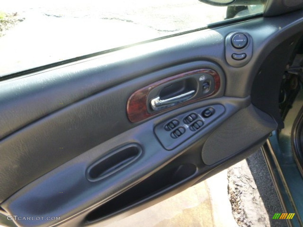 2001 Chrysler Concorde LXi Door Panel Photos