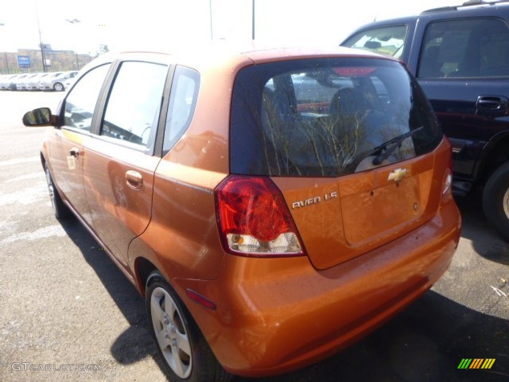 2005 Aveo LS Hatchback - Spicy Orange Metallic / Gray photo #4