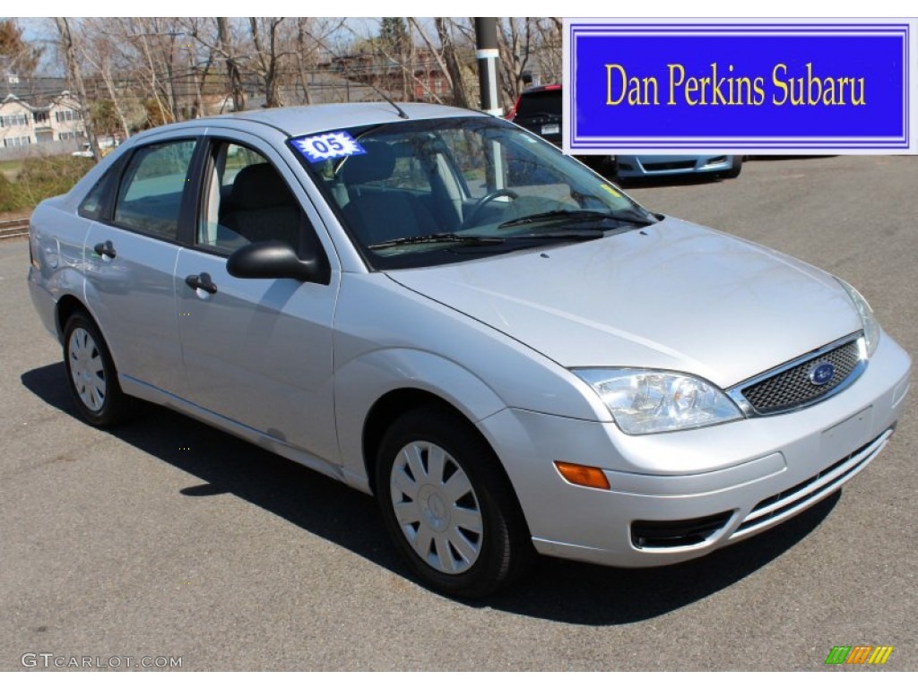 2005 Focus ZX4 SE Sedan - CD Silver Metallic / Dark Flint/Light Flint photo #1