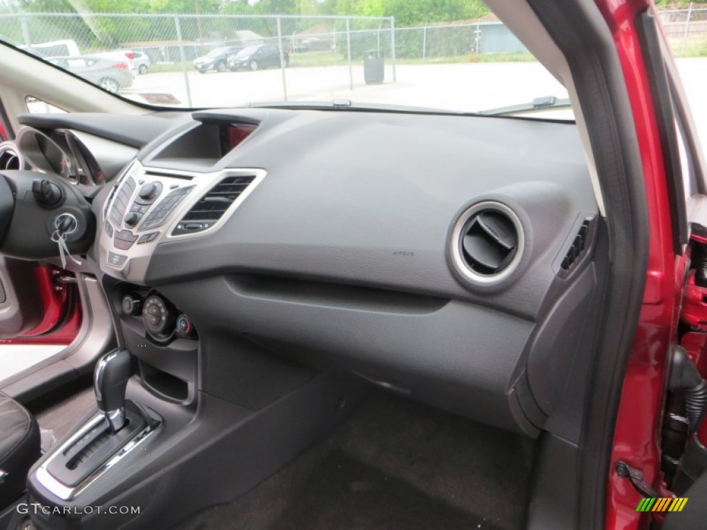 2013 Fiesta SE Sedan - Ruby Red / Charcoal Black photo #18