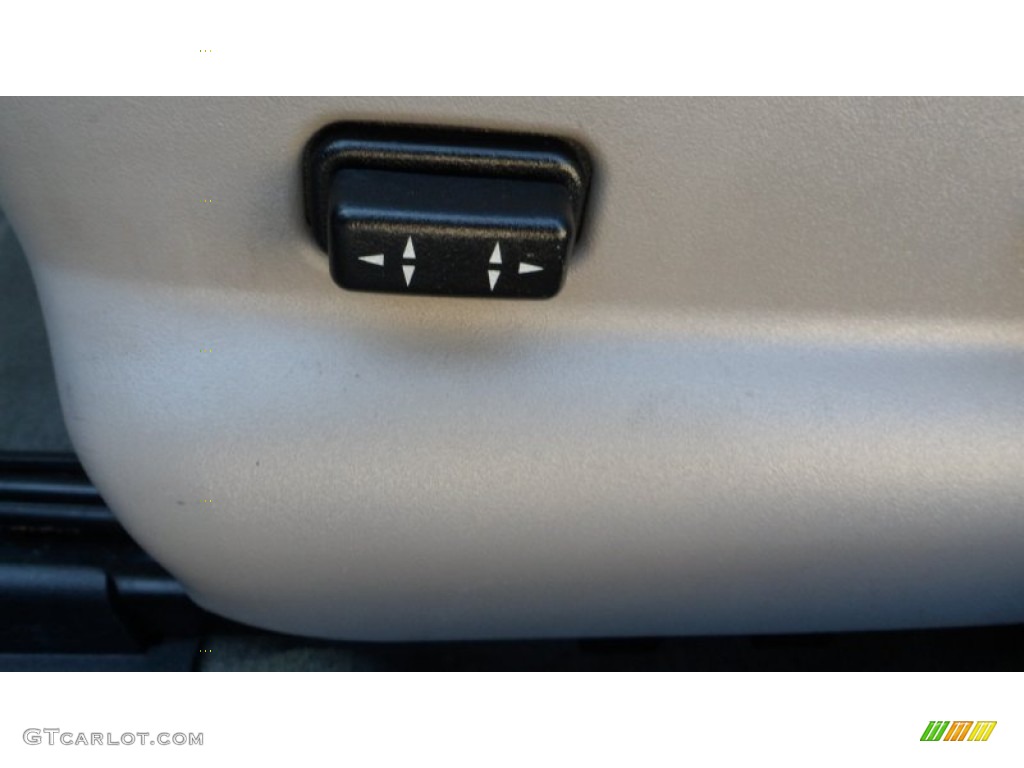 2003 Regal LS - White / Medium Gray photo #28