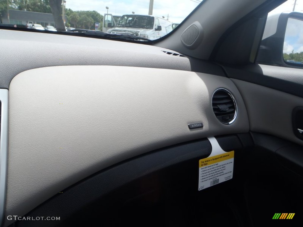 2013 Cruze LT - Summit White / Medium Titanium photo #15