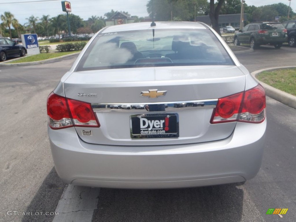 2013 Cruze LS - Silver Ice Metallic / Jet Black/Medium Titanium photo #5