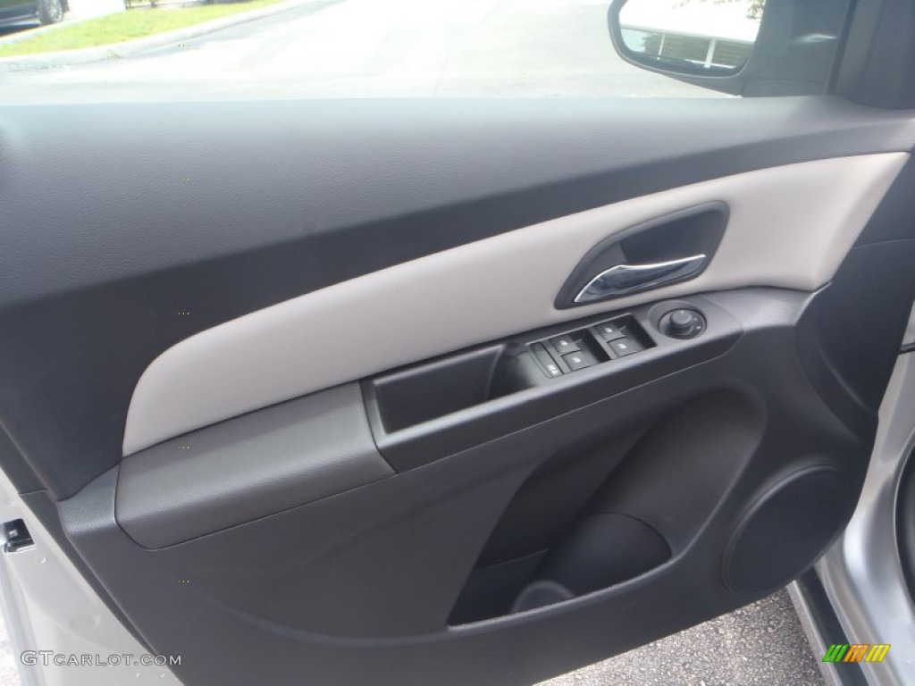 2013 Cruze LS - Silver Ice Metallic / Jet Black/Medium Titanium photo #8