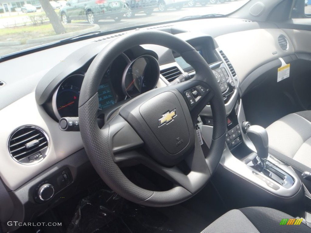 2013 Cruze LS - Silver Ice Metallic / Jet Black/Medium Titanium photo #10