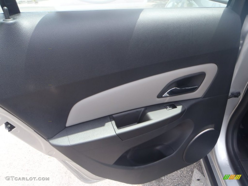 2013 Cruze LS - Silver Ice Metallic / Jet Black/Medium Titanium photo #14