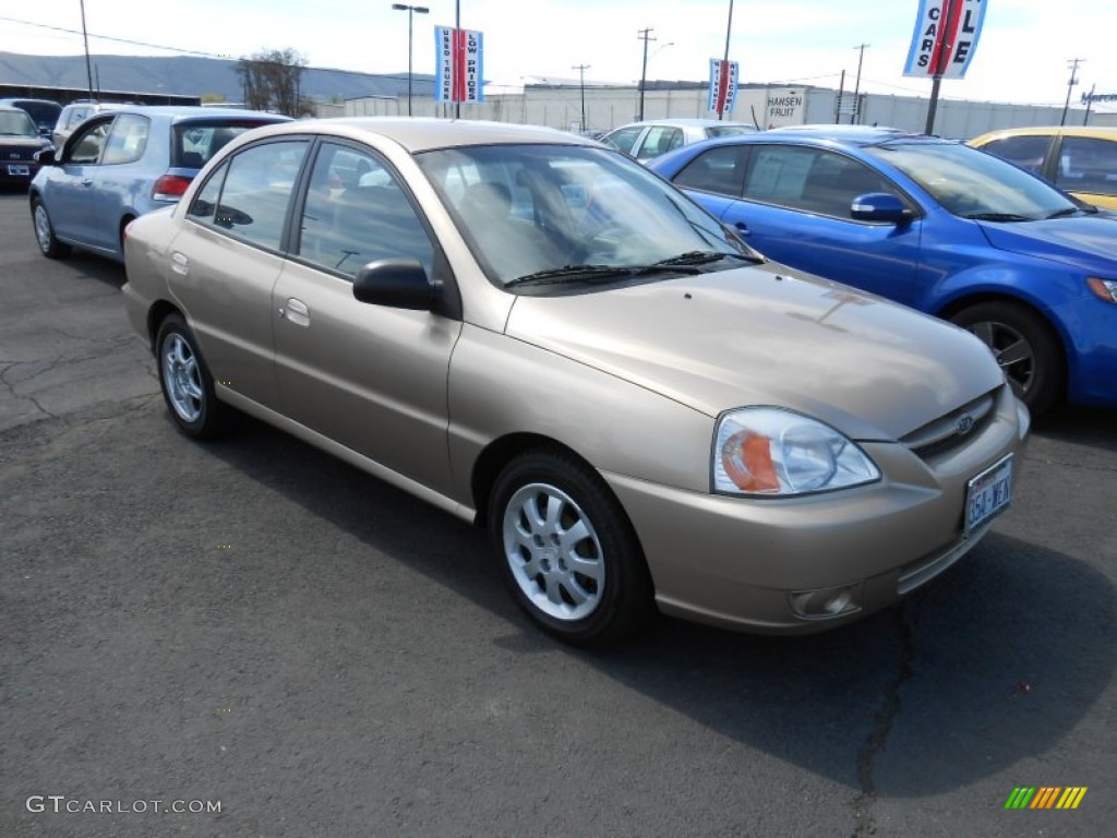 2004 Rio Sedan - Light Gold / Beige photo #4