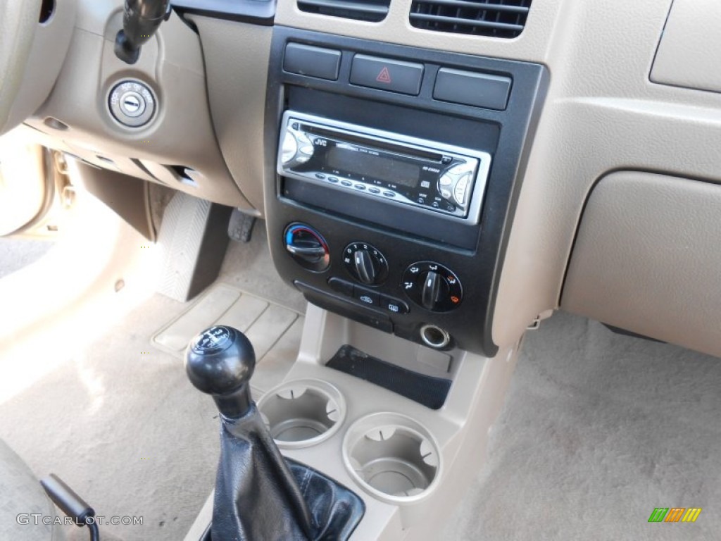 2004 Rio Sedan - Light Gold / Beige photo #12