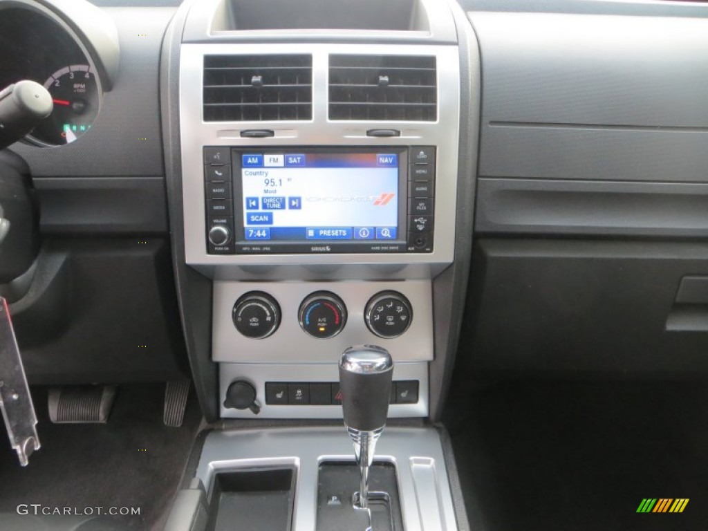 2011 Dodge Nitro Shock Controls Photo #80406407