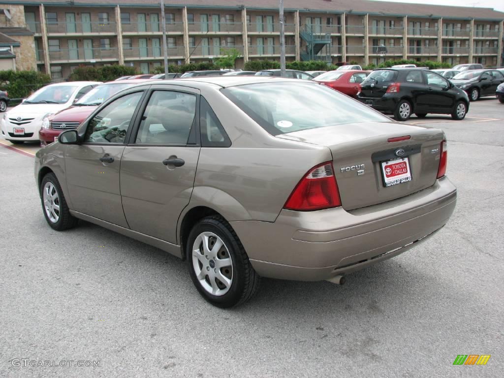 2005 Focus ZX4 SE Sedan - Arizona Beige Metallic / Dark Pebble/Light Pebble photo #8