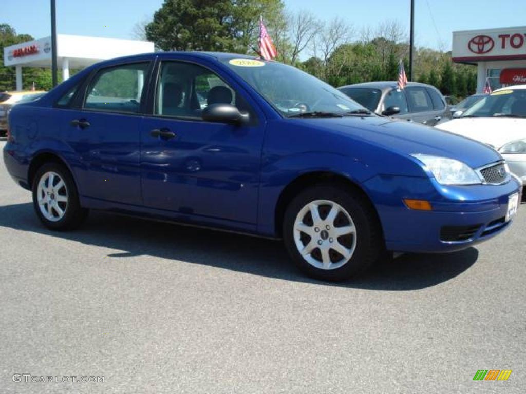 2005 Focus ZX4 SE Sedan - Sonic Blue Metallic / Dark Flint/Light Flint photo #5