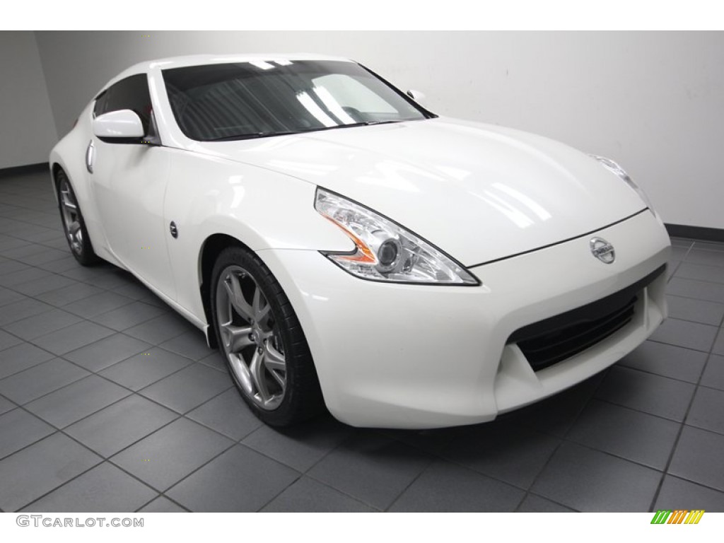 Pearl White Nissan 370Z