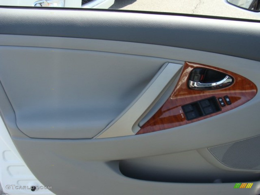 2011 Camry XLE - Super White / Ash photo #6