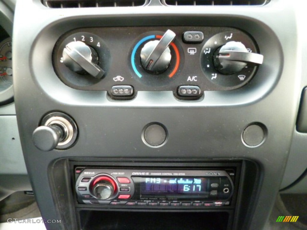 2003 Nissan Frontier XE V6 Crew Cab 4x4 Controls Photos