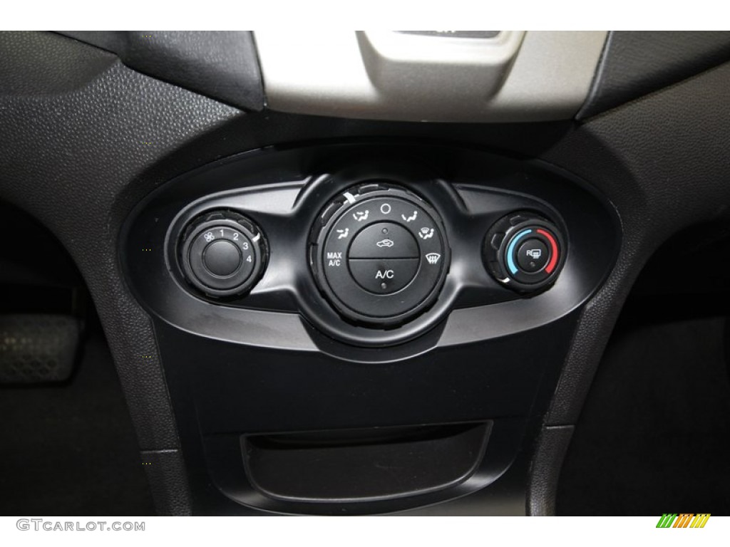 2011 Fiesta SE Hatchback - Bright Magenta Metallic / Charcoal Black/Blue Cloth photo #19
