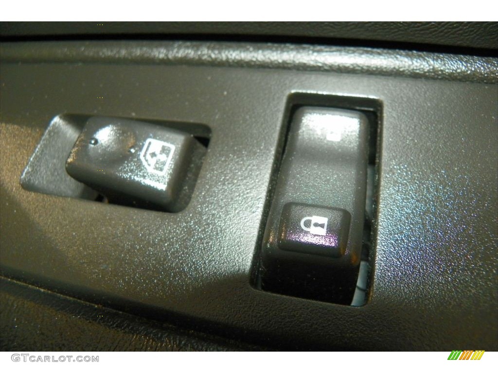 2005 Hummer H2 SUV Controls Photo #80486119