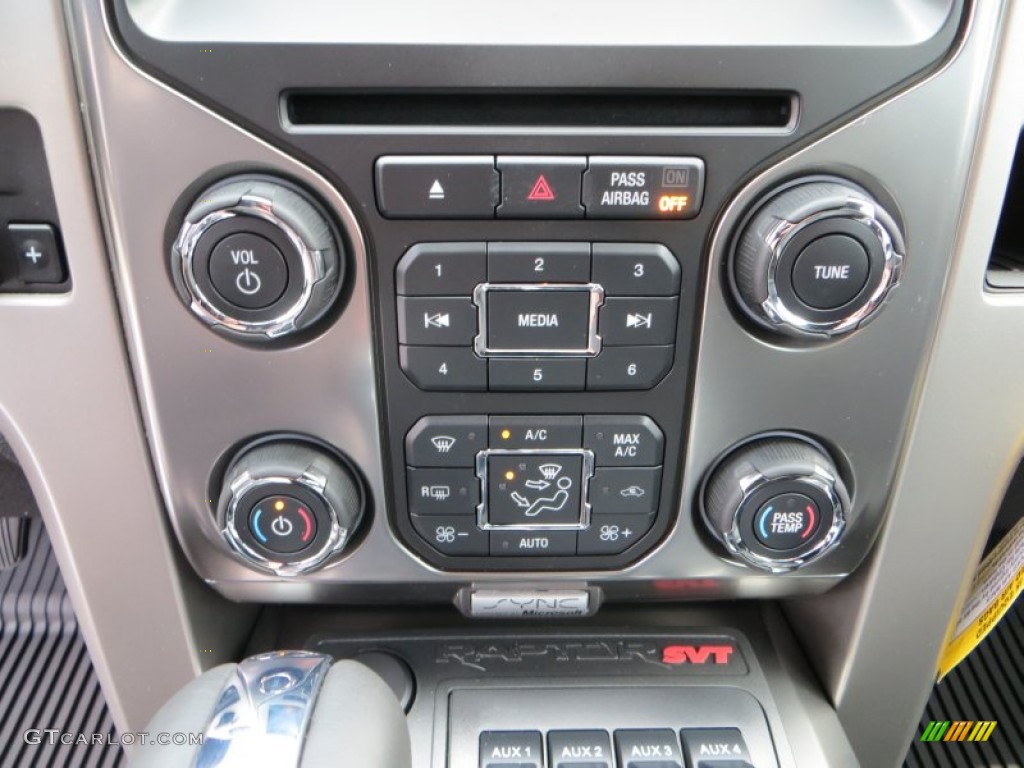 2013 Ford F150 SVT Raptor SuperCrew 4x4 Controls Photo #80495092