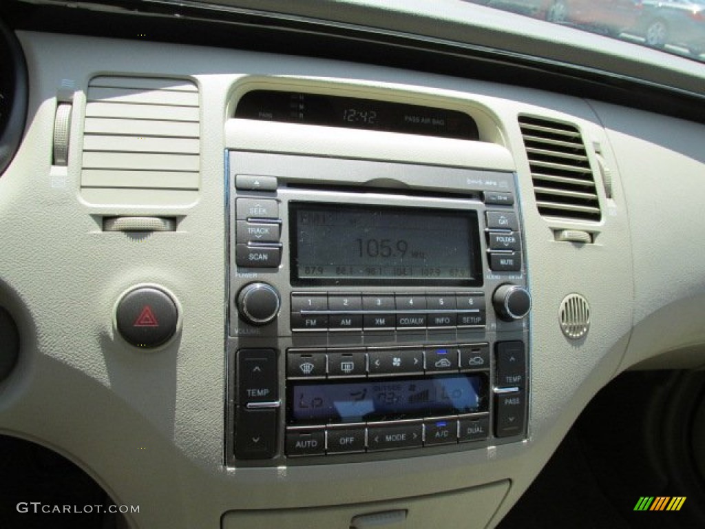 2011 Hyundai Azera GLS Controls Photos