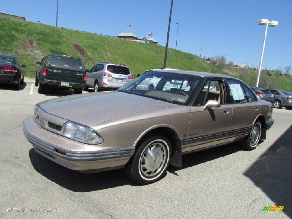 1992 Eighty-Eight Royale - Beige Metallic / Light Beige photo #5