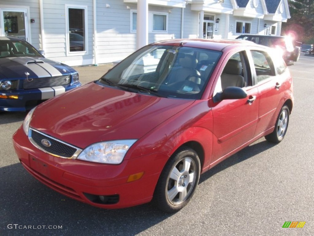 2005 Focus ZX5 SES Hatchback - Sangria Red Metallic / Dark Flint/Light Flint photo #3