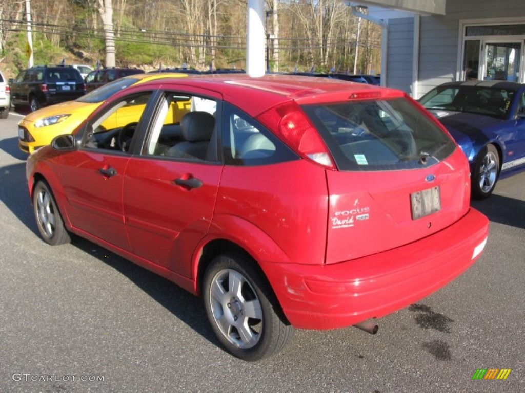 2005 Focus ZX5 SES Hatchback - Sangria Red Metallic / Dark Flint/Light Flint photo #5