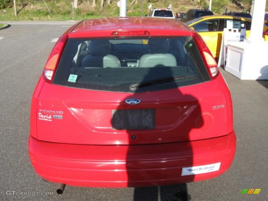 2005 Focus ZX5 SES Hatchback - Sangria Red Metallic / Dark Flint/Light Flint photo #6