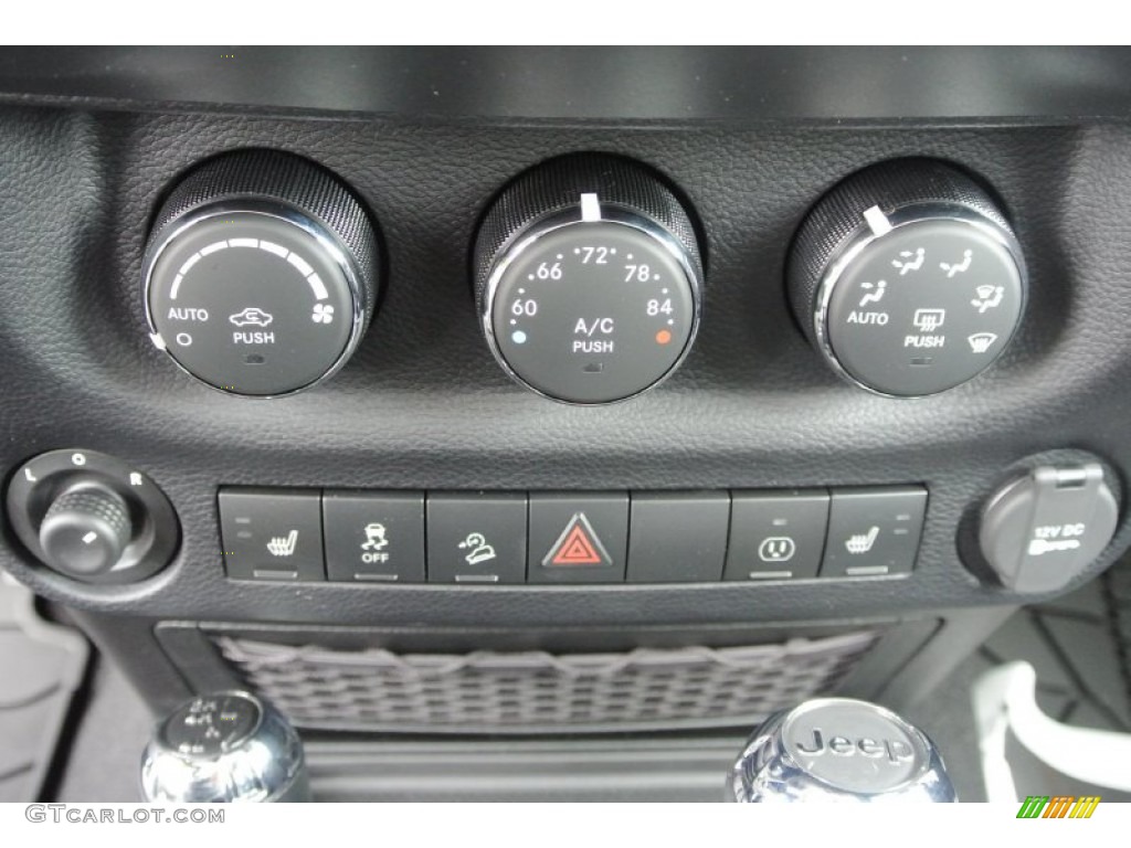 2013 Jeep Wrangler Unlimited Moab Edition 4x4 Controls Photo #80595483