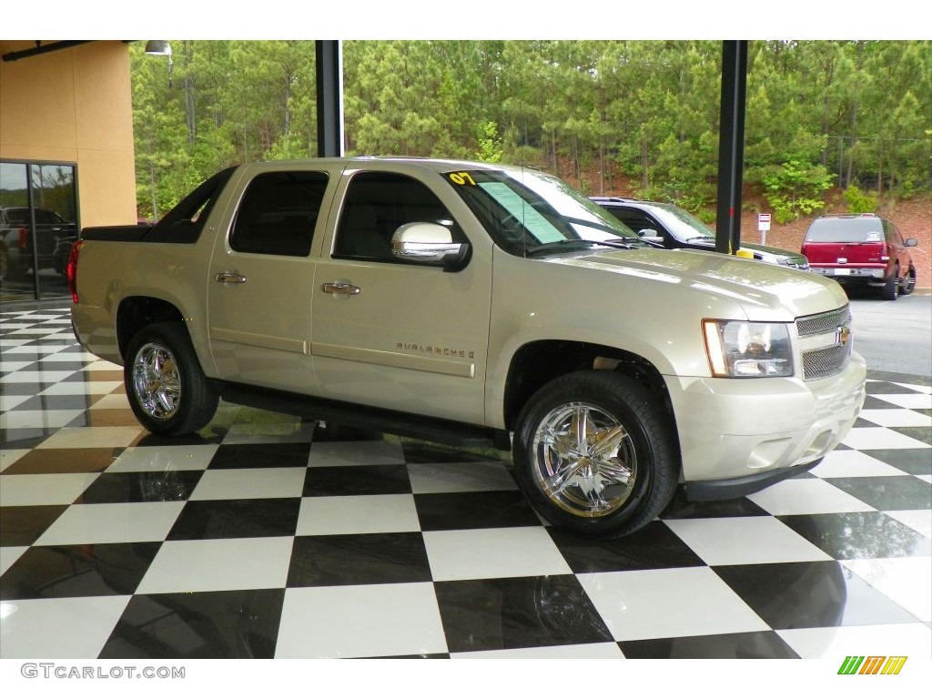 2007 Avalanche LT 4WD - Gold Mist Metallic / Ebony/Light Cashmere photo #1