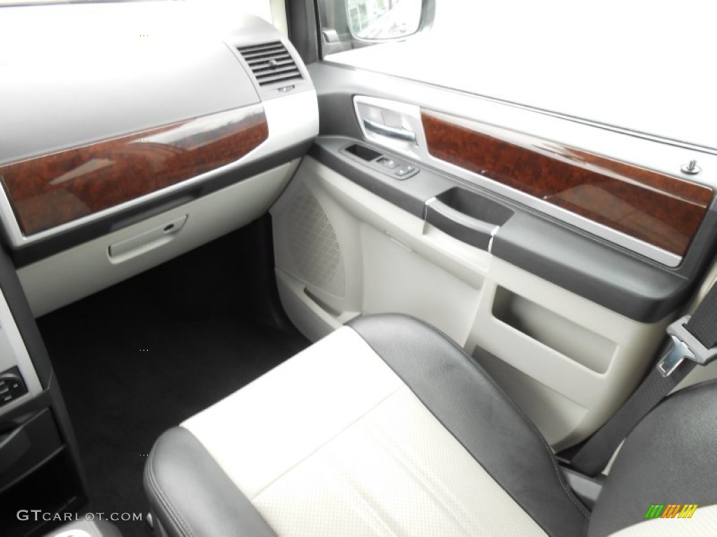 2010 Town & Country Touring - Dark Titanium Metallic / Dark Slate Gray/Light Shale photo #25