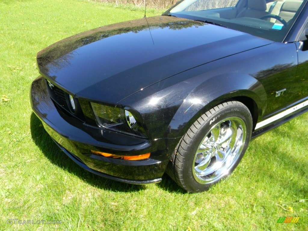 2005 Mustang GT Deluxe Coupe - Black / Medium Parchment photo #27