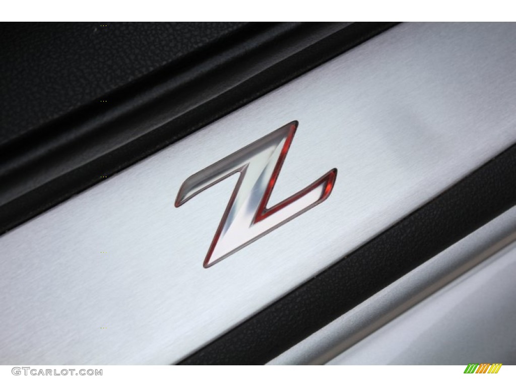 2010 Nissan 370Z NISMO Coupe Marks and Logos Photos