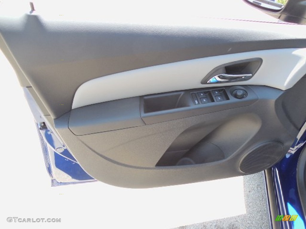 2013 Cruze LS - Blue Topaz Metallic / Jet Black/Medium Titanium photo #12