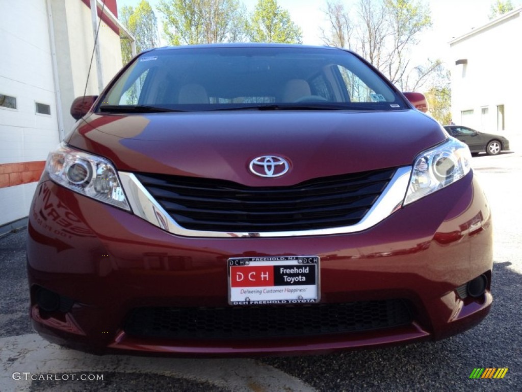 2011 Sienna LE - Salsa Red Pearl / Light Gray photo #2