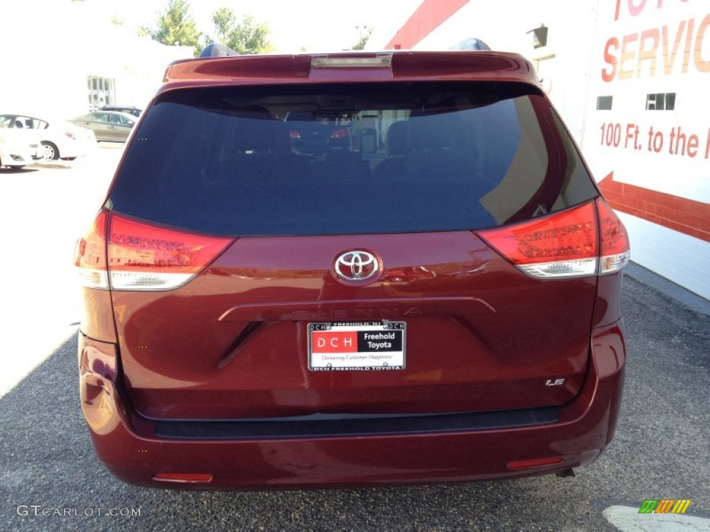 2011 Sienna LE - Salsa Red Pearl / Light Gray photo #5